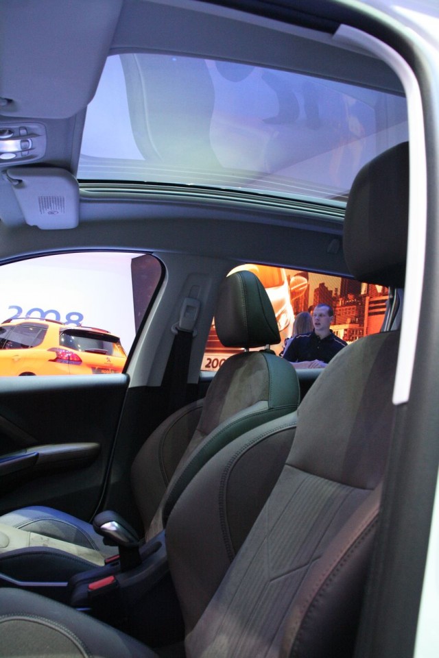 Toit en verre panoramique (TVP) Peugeot 2008 Féline Cuivre - Salon de Genève 2013 - 1-013