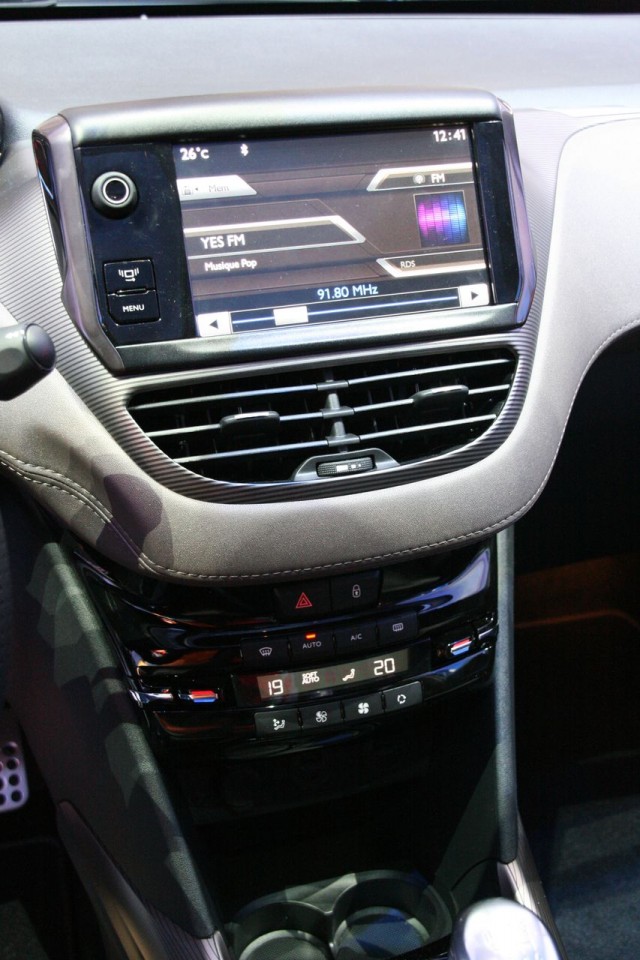 Système multimédia tactile SMEG Peugeot 2008 - Salon de Genève 2013 - 1-016