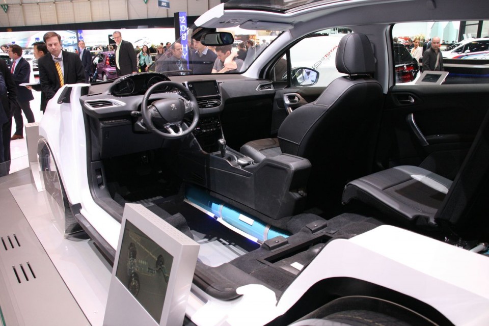 Intérieur Peugeot 2008 HYbrid Air - Salon de Genève 2013 - 1-002