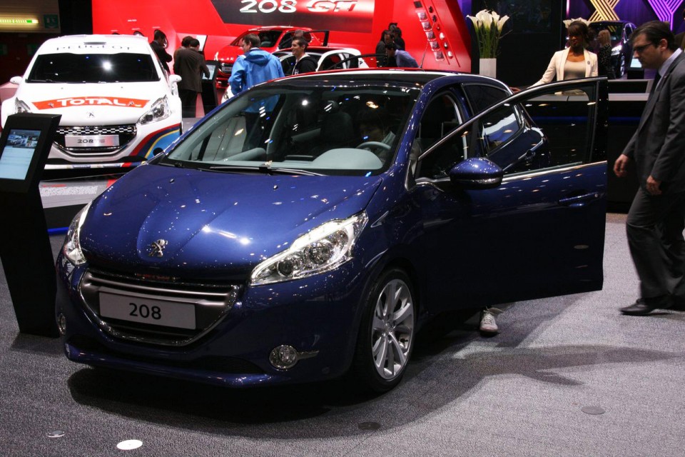 Peugeot 208 Allure Bleu Virtuel - Salon de Genève 2013 - 1-001