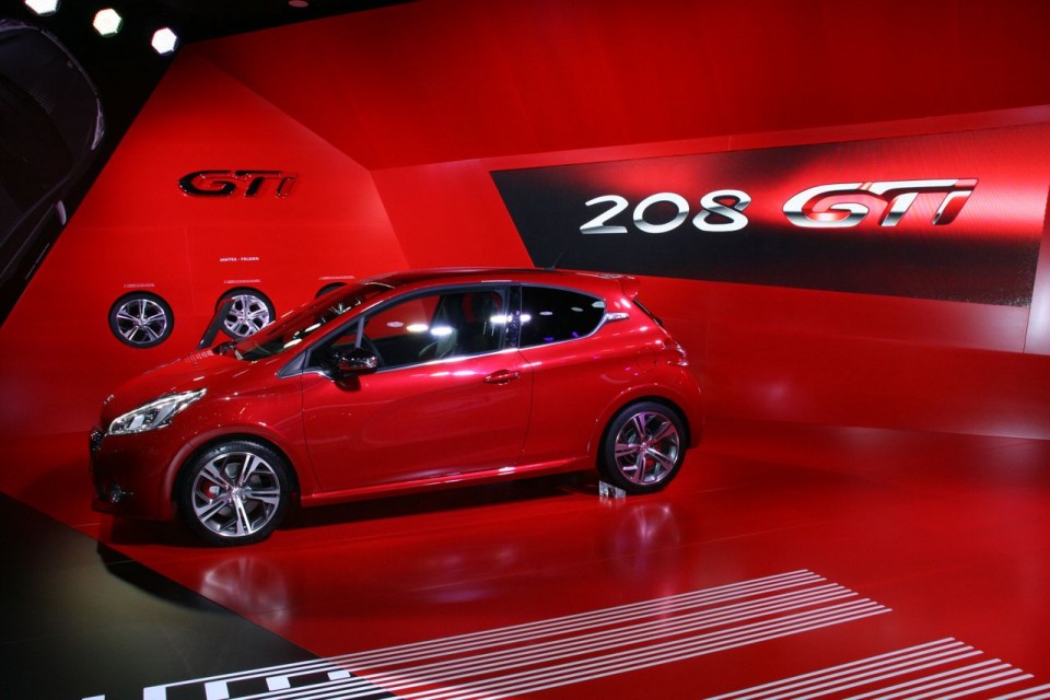 Peugeot 208 GTi Rouge Rubi - Salon de Genève 2013 - 1-002