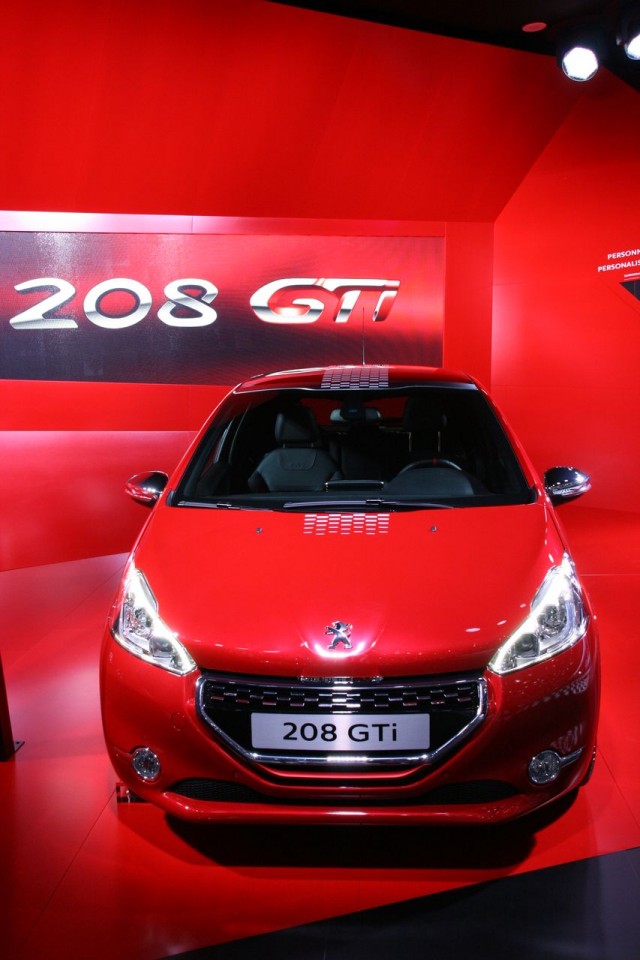 Photo Peugeot 208 GTi Rouge Rubi - Salon de Genève 2013 - 1-003