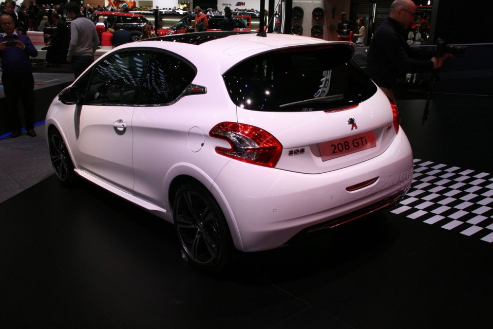Photo Peugeot 208 GTi Blanc Banquise - Salon de Genève 2013 - 1-006