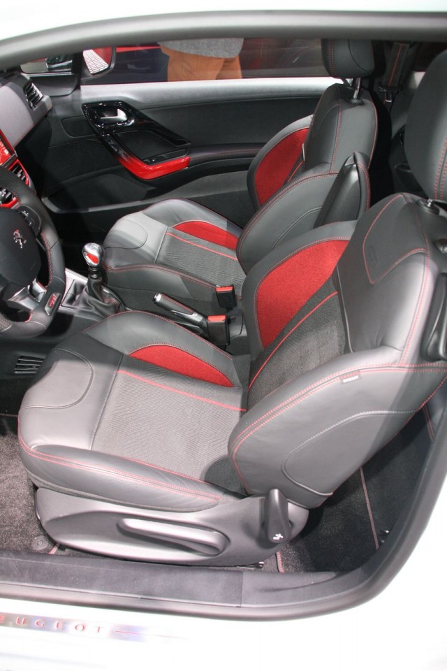 Sièges Sport Peugeot 208 GTi - Salon de Genève 2013 - 1-008