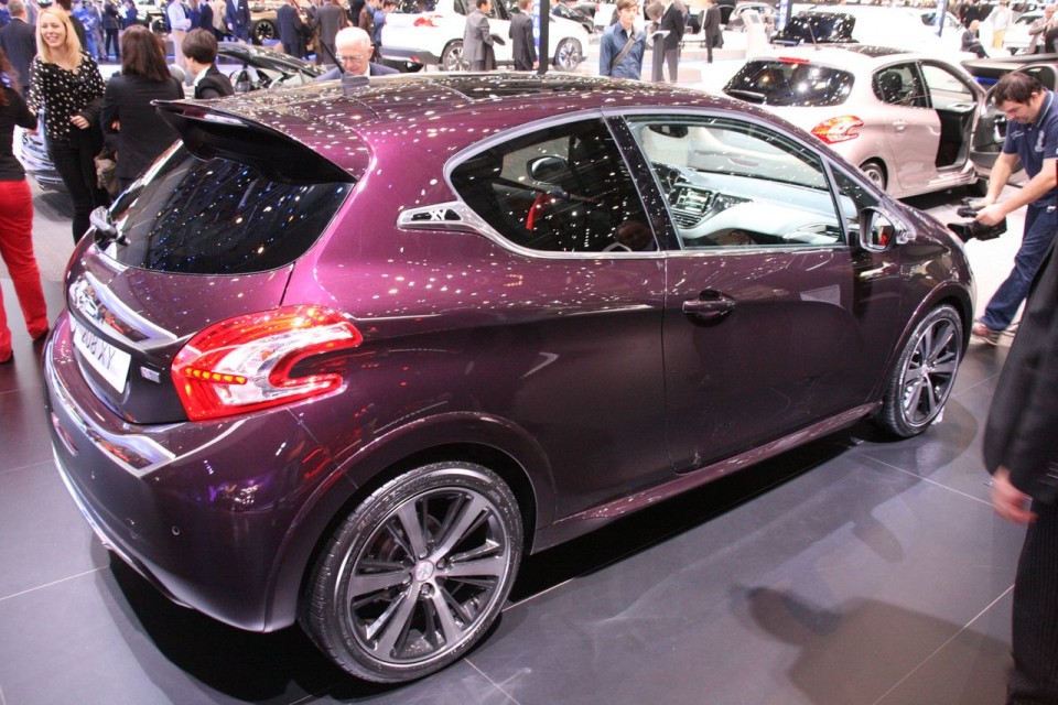 3/4 arrière Peugeot 208 XY Purple Night - Salon de Genève 2013 - 1-004