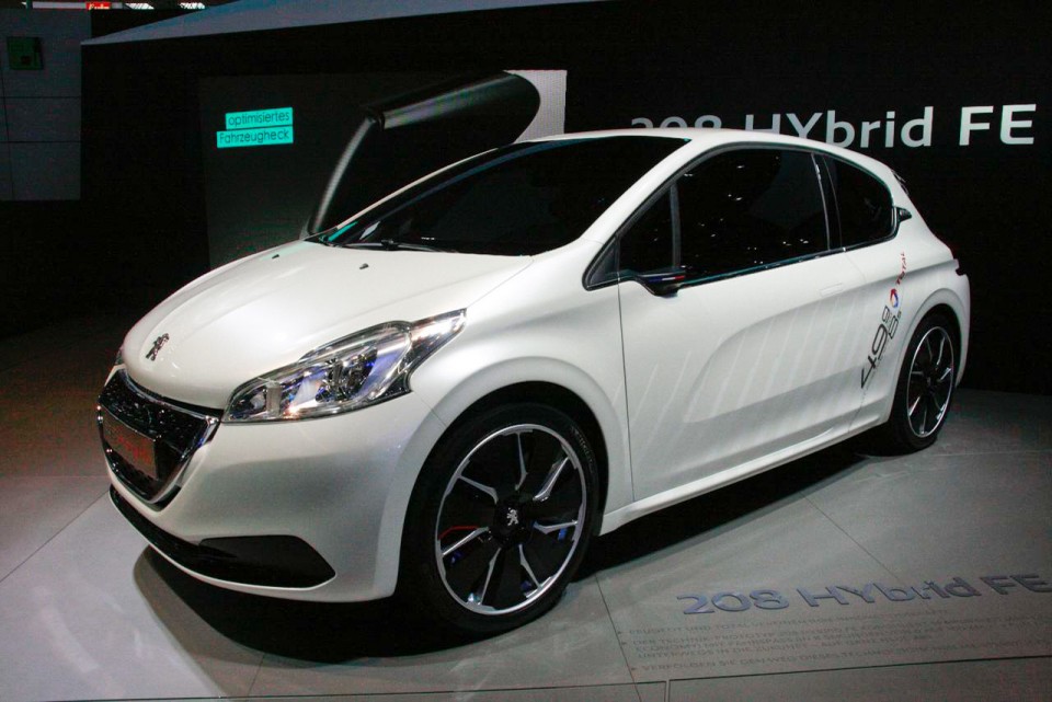 Photo 3/4 avant Peugeot 208 HYbrid FE - Salon de Francfort 2013 - 1-001