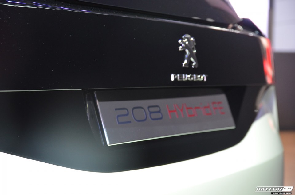 Photo vue détail arrière Peugeot 208 HYbrid FE - Salon de Francfort 2013 - 2-004