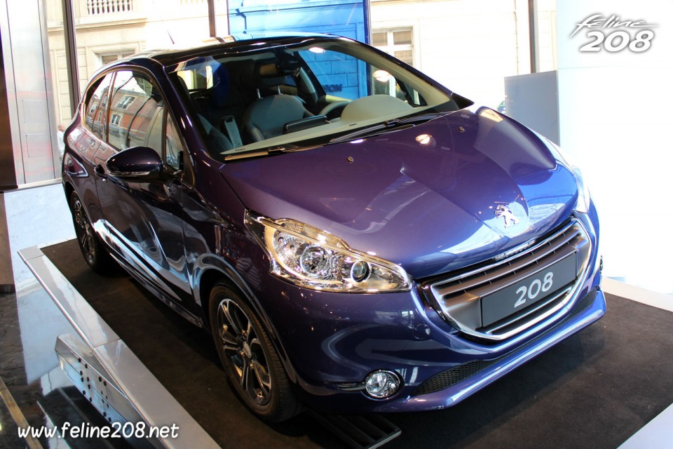 Vue avant Peugeot 208 Allure Bleu Virtuel chez Peugeot Avenue - Mars 2012 - 001