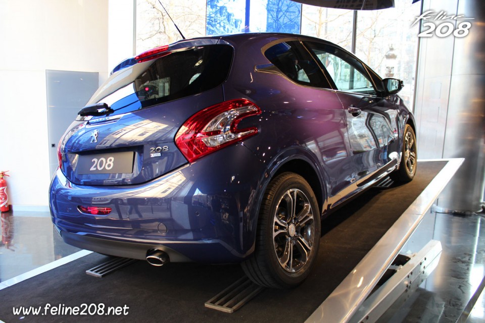 Vue arrière Peugeot 208 Allure Bleu Virtuel chez Peugeot Avenue - Mars 2012 - 002