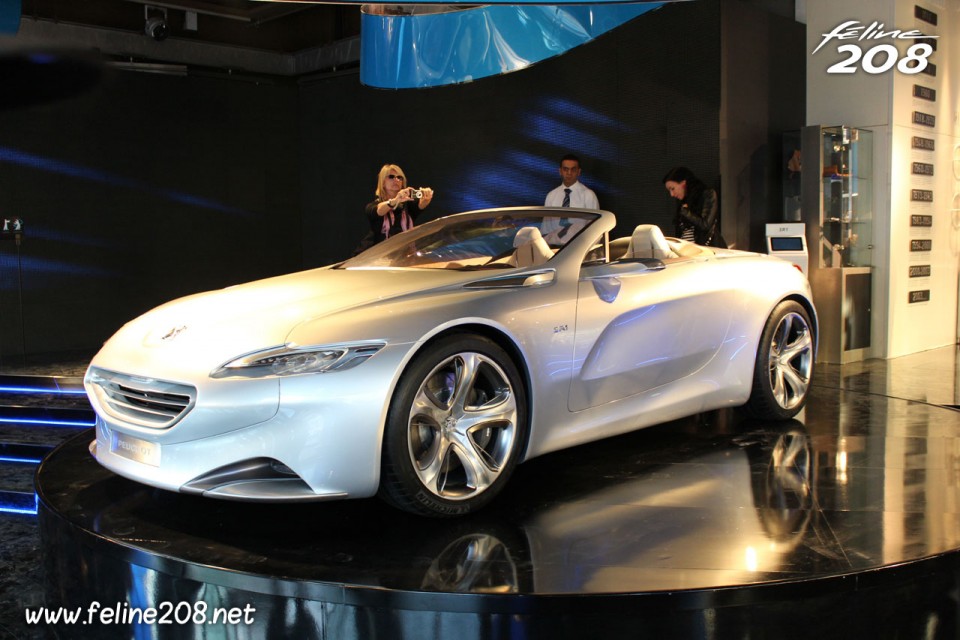 Concept-car Peugeot SR1 chez Peugeot Avenue - Mars 2012 - 008