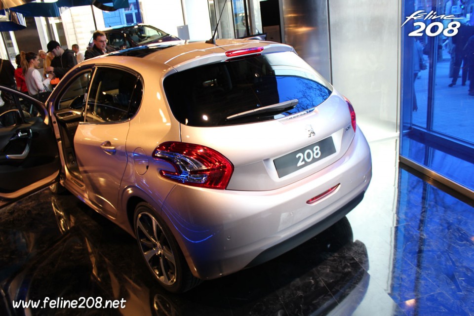 Vue arrière Peugeot 208 Féline Blossom Grey chez Peugeot Avenue - Mars 2012 - 013