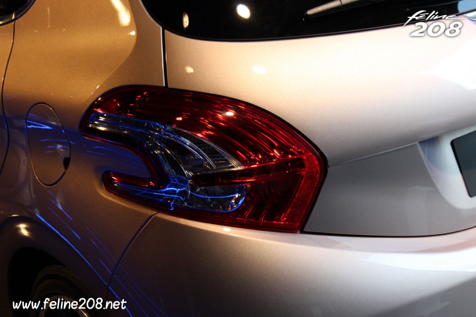Feu arrière Peugeot 208 Féline Blossom Grey chez Peugeot Avenue - Mars 2012 - 014