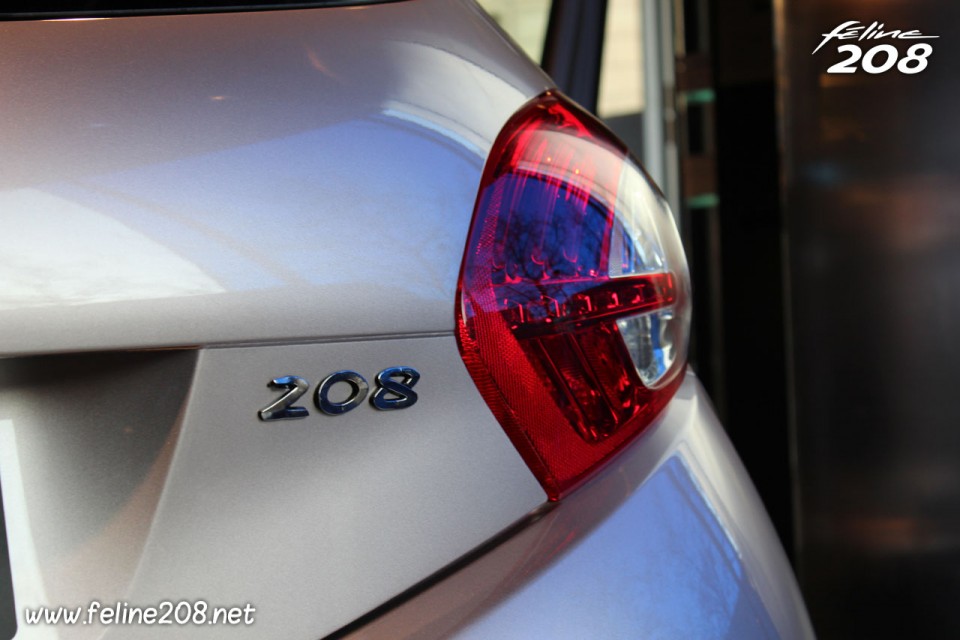 Sigle Peugeot 208 Féline VTi 120 Blossom Grey chez Peugeot Avenue - Mars 2012 - 015