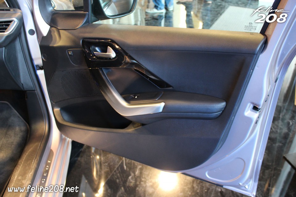 Portière avant Peugeot 208 Féline Blossom Grey chez Peugeot Avenue - Mars 2012 - 023