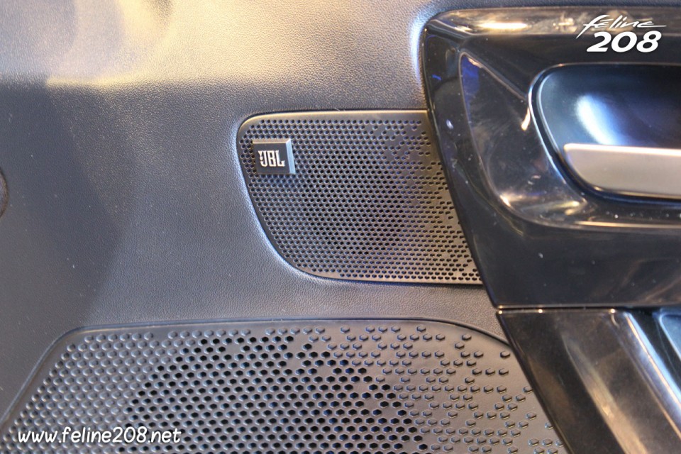 Tweeter JBL Peugeot 208 Féline Blossom Grey chez Peugeot Avenue - Mars 2012 - 024