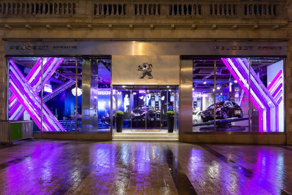 Peugeot 208 XY "Light up the city" chez Peugeot Avenue - Février 2013 - 001