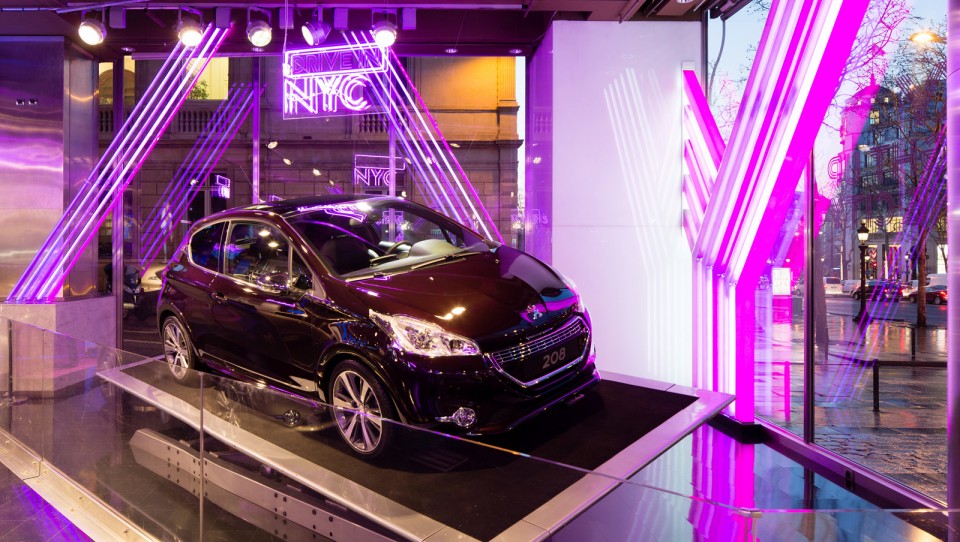 Peugeot 208 XY "Light up the city" chez Peugeot Avenue - Février 2013 - 003