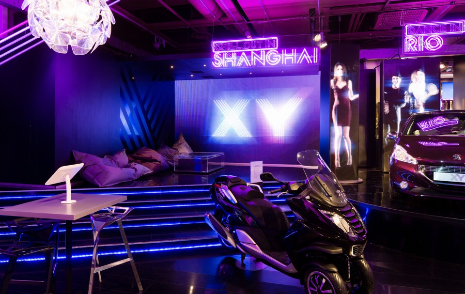 Peugeot 208 XY "Light up the city" chez Peugeot Avenue - Février 2013 - 004