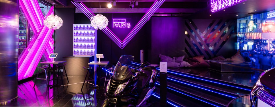 Peugeot 208 XY "Light up the city" chez Peugeot Avenue - Février 2013 - 005