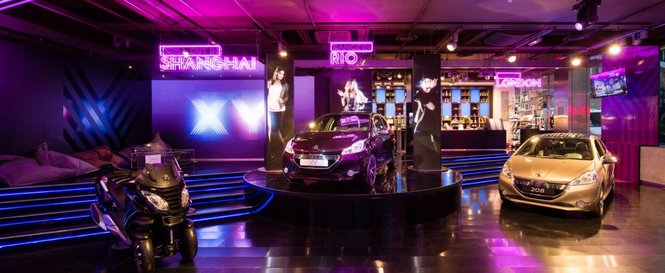 Peugeot 208 XY "Light up the city" chez Peugeot Avenue - Février 2013 - 006