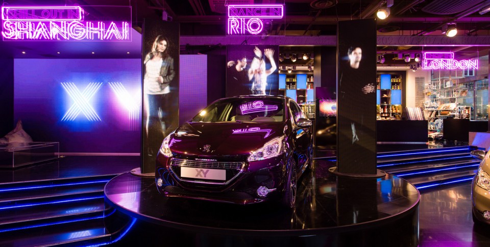 Peugeot 208 XY "Light up the city" chez Peugeot Avenue - Février 2013 - 007