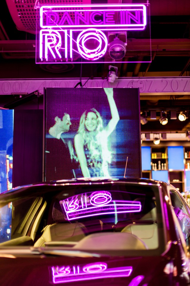 Peugeot 208 XY "Light up the city" chez Peugeot Avenue - Février 2013 - 009