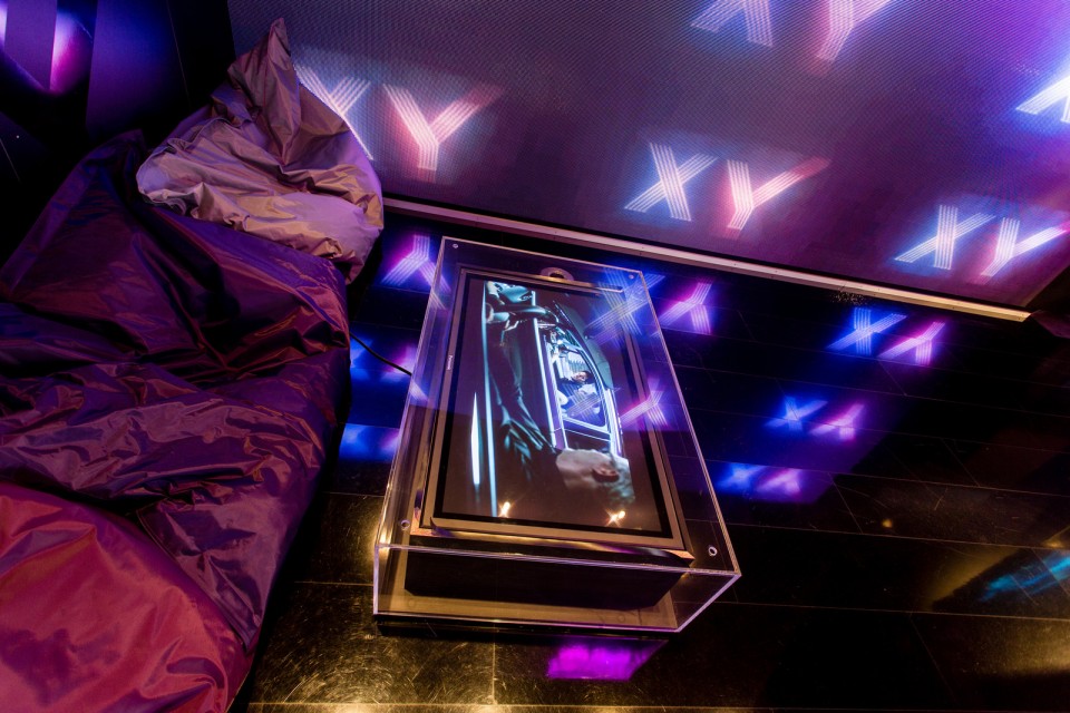 Peugeot 208 XY "Light up the city" chez Peugeot Avenue - Février 2013 - 010