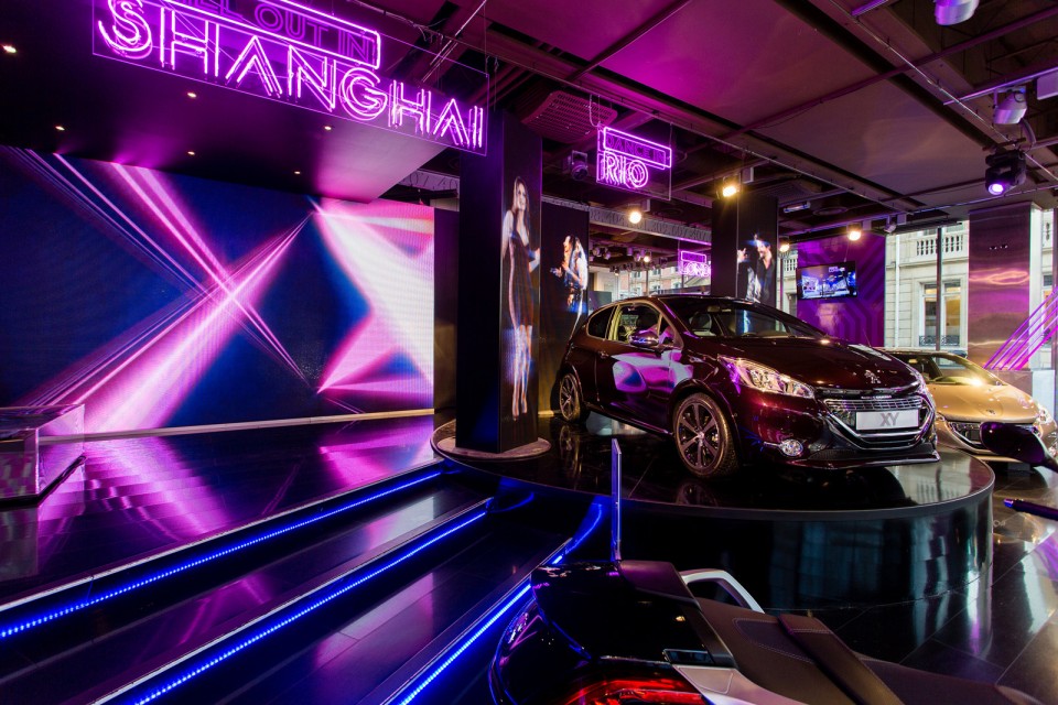 Peugeot 208 XY "Light up the city" chez Peugeot Avenue - Février 2013 - 011