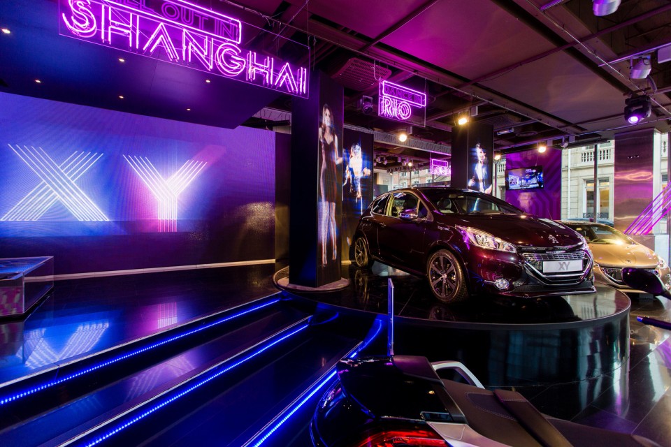 Peugeot 208 XY "Light up the city" chez Peugeot Avenue - Février 2013 - 012