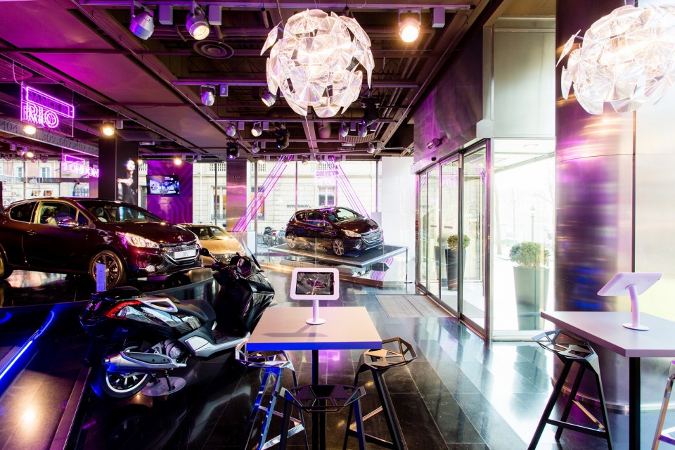 Peugeot 208 XY "Light up the city" chez Peugeot Avenue - Février 2013 - 013