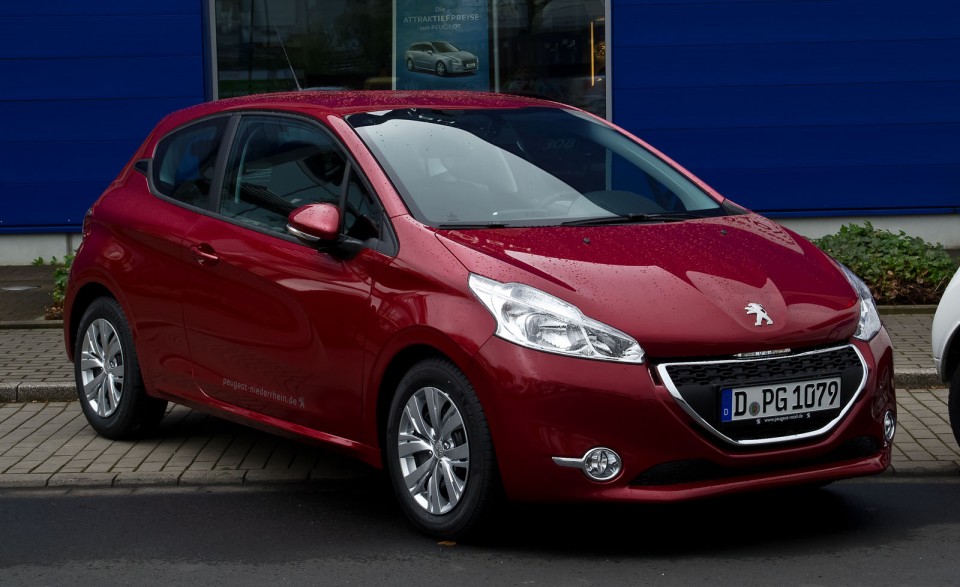 Peugeot 208 Active Rouge Erythree Allemagne 001