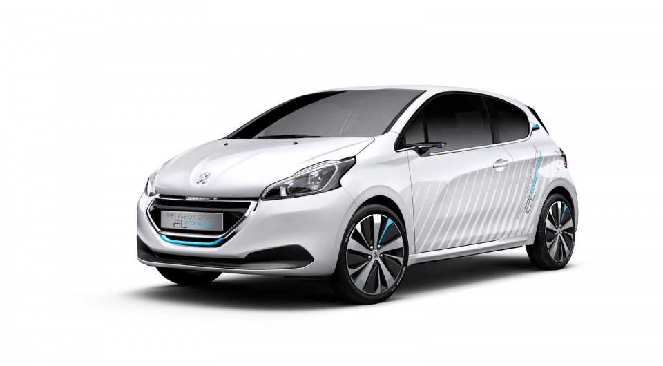 Photo 3/4 avant Peugeot 208 HYbridAir 2L (2014)