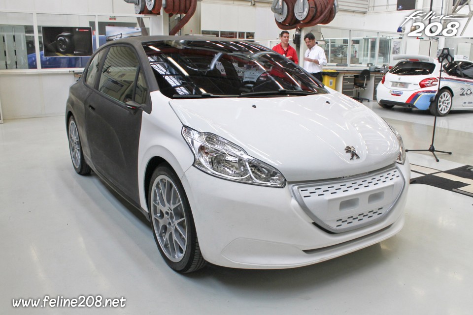 Photo Peugeot 208 HYbrid FE - Reportage chez Peugeot Sport - 1-009