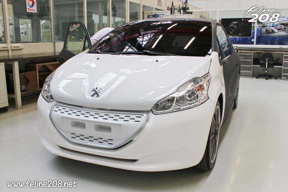 Face avant Peugeot 208 HYbrid FE - Reportage chez Peugeot Sport - 1-010