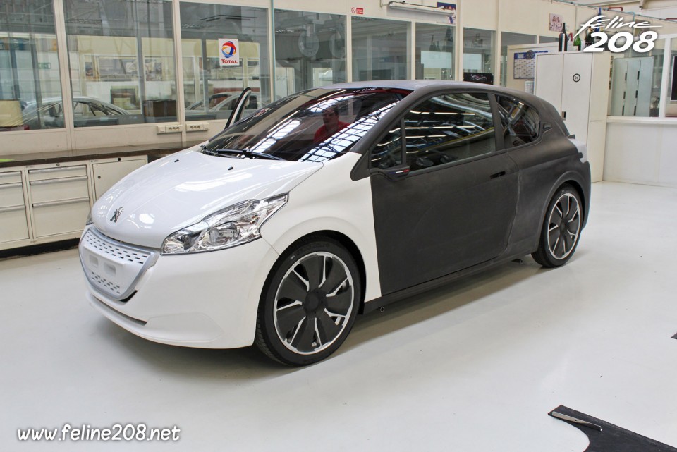 3/4 avant Peugeot 208 HYbrid FE - Reportage chez Peugeot Sport - 1-011