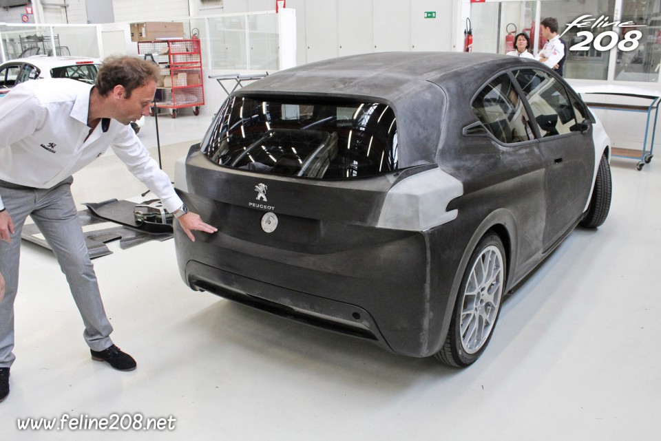 Sylvain Henry, Styliste chez Peugeot, et la Peugeot 208 HYbrid FE - Reportage chez Peugeot Sport - 1-018