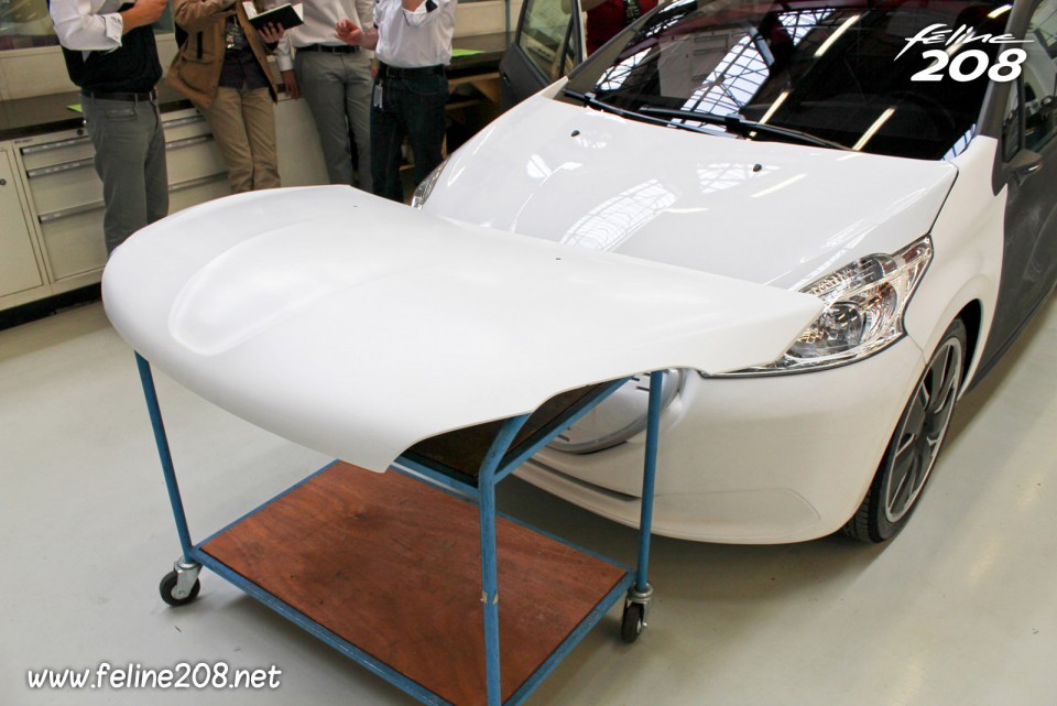 Capot Peugeot 208 HYbrid FE - Reportage chez Peugeot Sport - 1-032