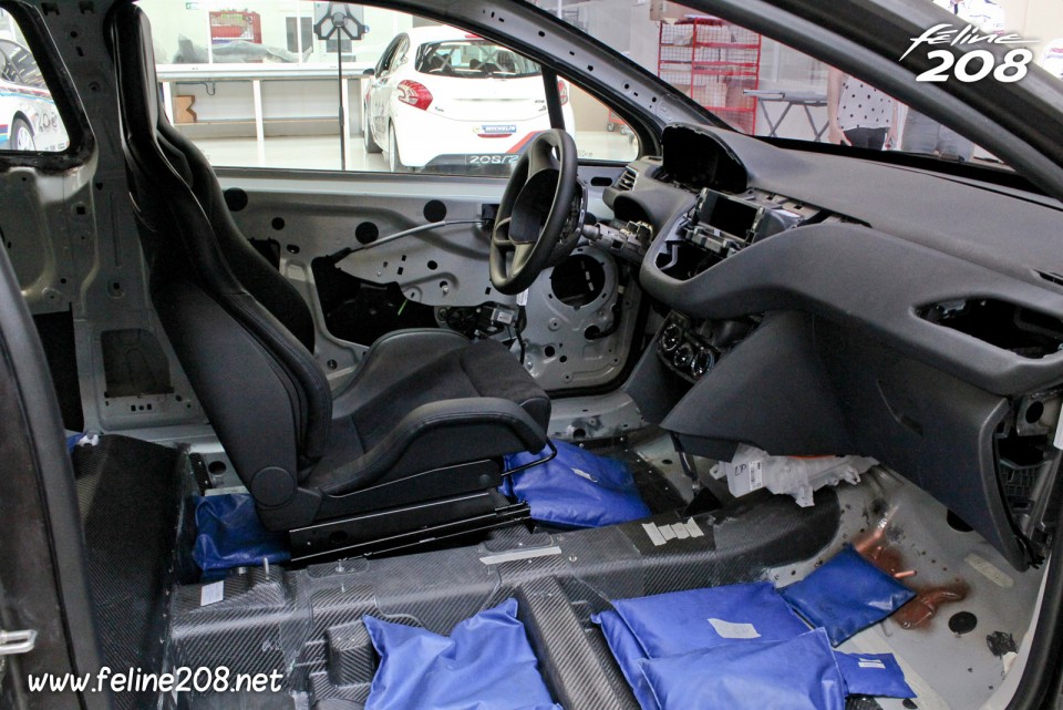 Intérieur Peugeot 208 HYbrid FE - Reportage chez Peugeot Sport - 1-035