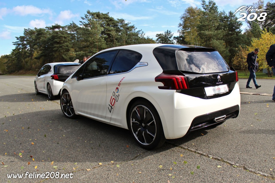 Photo 3/4 arrière Peugeot 208 HYbrid FE - Essais à Mortefontaine - Octobre 2013 - 1-004