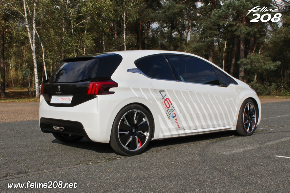 Photo 3/4 arrière statique Peugeot 208 HYbrid FE - Essais à Mortefontaine - Octobre 2013 - 1-007