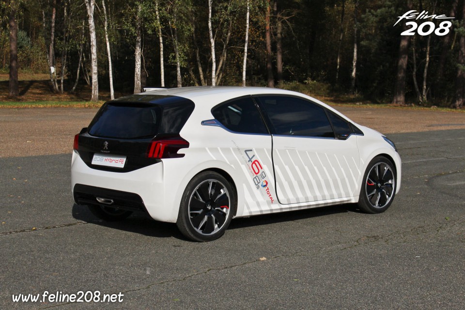 Photo vue arrière Peugeot 208 HYbrid FE - Essais à Mortefontaine - Octobre 2013 - 1-008
