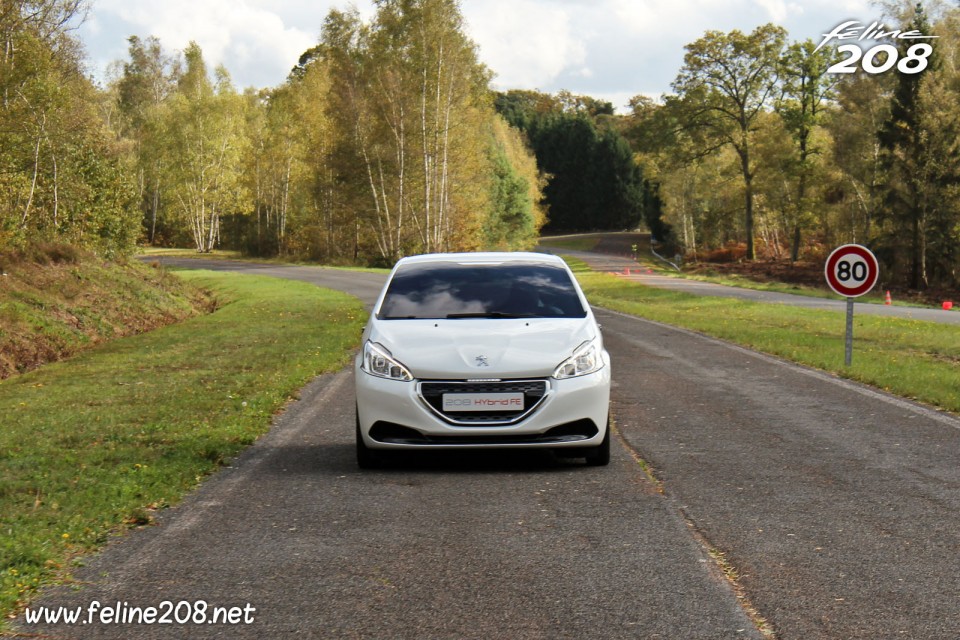 Photo face avant dynamique Peugeot 208 HYbrid FE - Essais à Mortefontaine - Octobre 2013 - 1-015