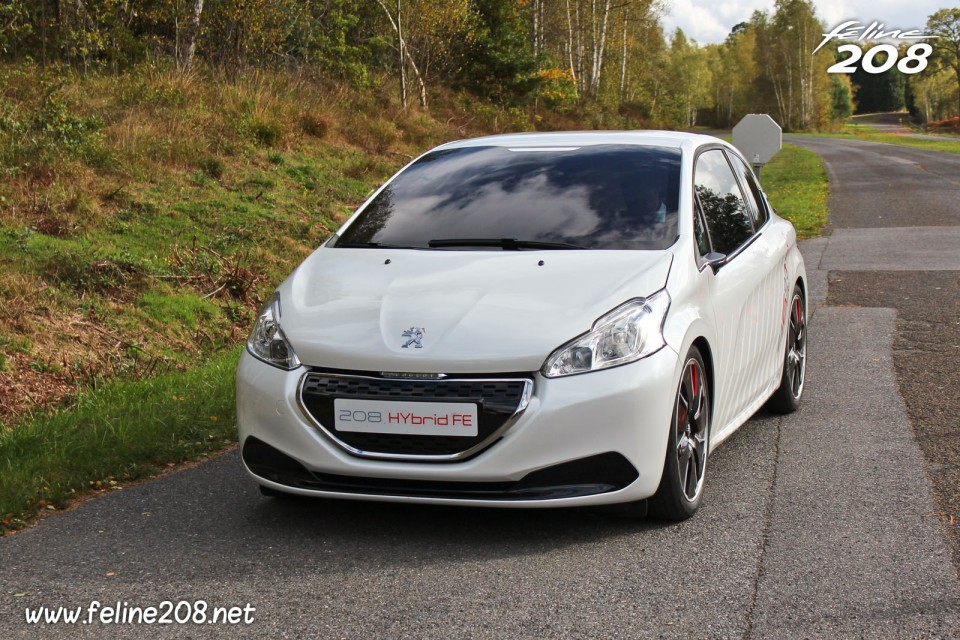 Photo face avant dynamique Peugeot 208 HYbrid FE - Essais à Mortefontaine - Octobre 2013 - 1-016