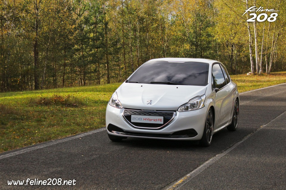 Photo 3/4 avant sur route Peugeot 208 HYbrid FE - Essais à Mortefontaine - Octobre 2013 - 1-018