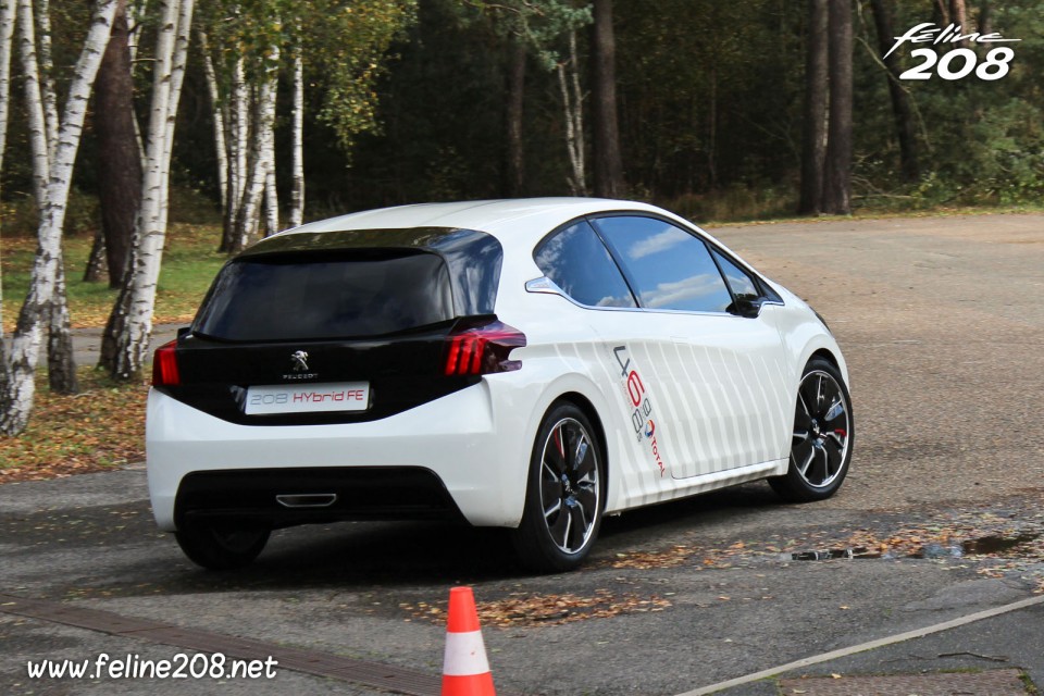 Photo 3/4 arrière roulante Peugeot 208 HYbrid FE - Essais à Mortefontaine - Octobre 2013 - 1-027
