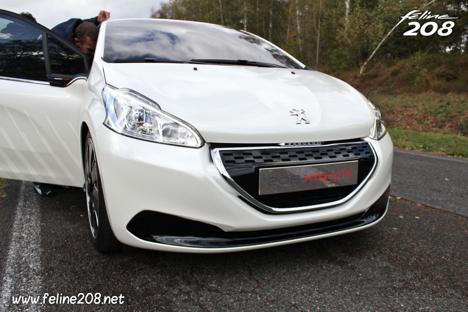 Photo face avant Peugeot 208 HYbrid FE - Essais à Mortefontaine - Octobre 2013 - 1-031