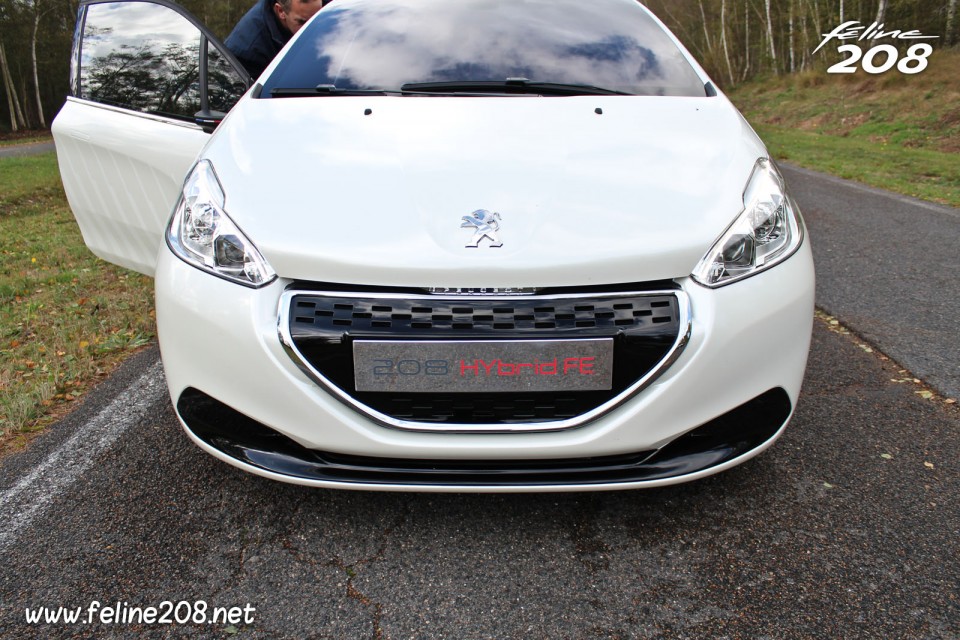 Photo bouclier avant Peugeot 208 HYbrid FE - Essais à Mortefontaine - Octobre 2013 - 1-032