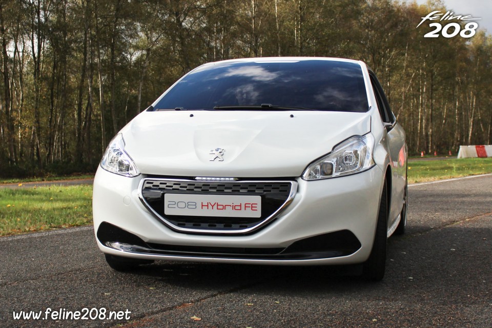 Photo calandre avant Peugeot 208 HYbrid FE - Essais à Mortefontaine - Octobre 2013 - 1-033