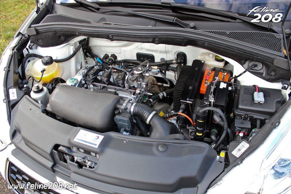 Photo moteur 1.2 VTi FE Peugeot 208 HYbrid FE - Essais à Mortefontaine - Octobre 2013 - 1-036