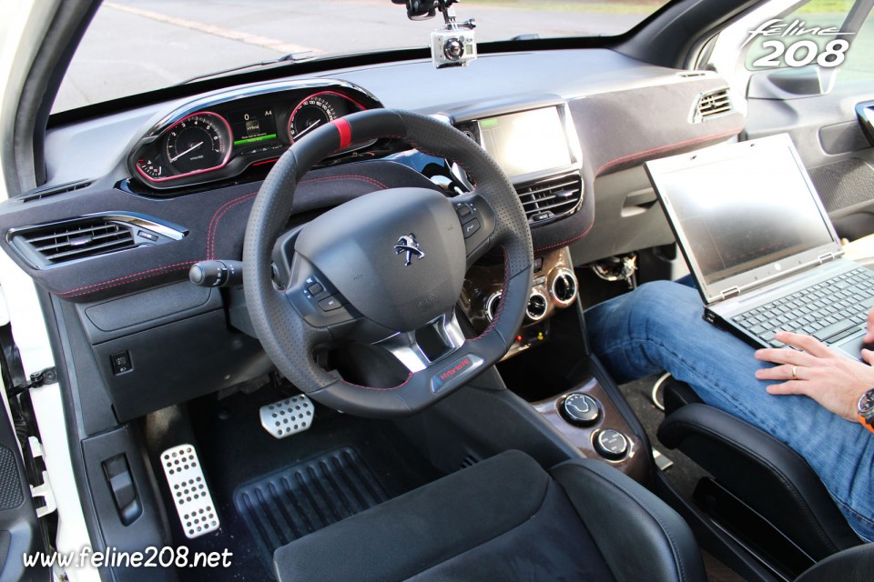 Photo intérieur Peugeot 208 HYbrid FE - Essais à Mortefontaine - Octobre 2013 - 1-039